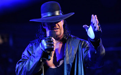 Triple H Ring'de Undertaker-3-4-11